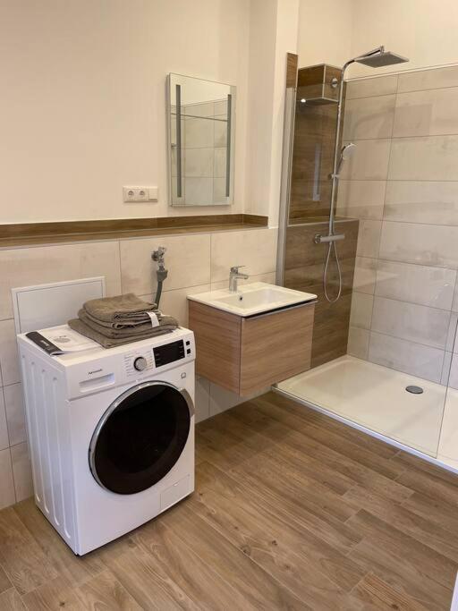 Apartment In Zentraler Lage Mit Privatparkplatz กราเฟินเวอร์ ภายนอก รูปภาพ